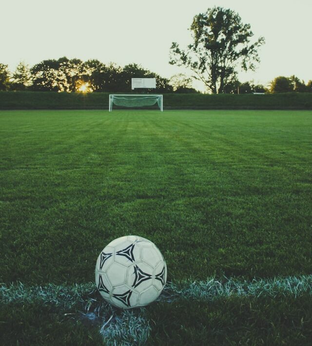 Fußball liegt am Anstoßpunkt mit Blick auf das Tor