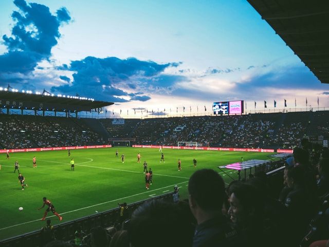 Fußballstadion von oben innen mit Ausblick auf das Spielfeld