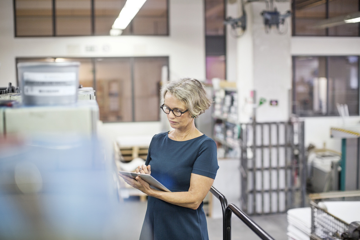 Qualitätsmanagerin steht im Lager und prüft