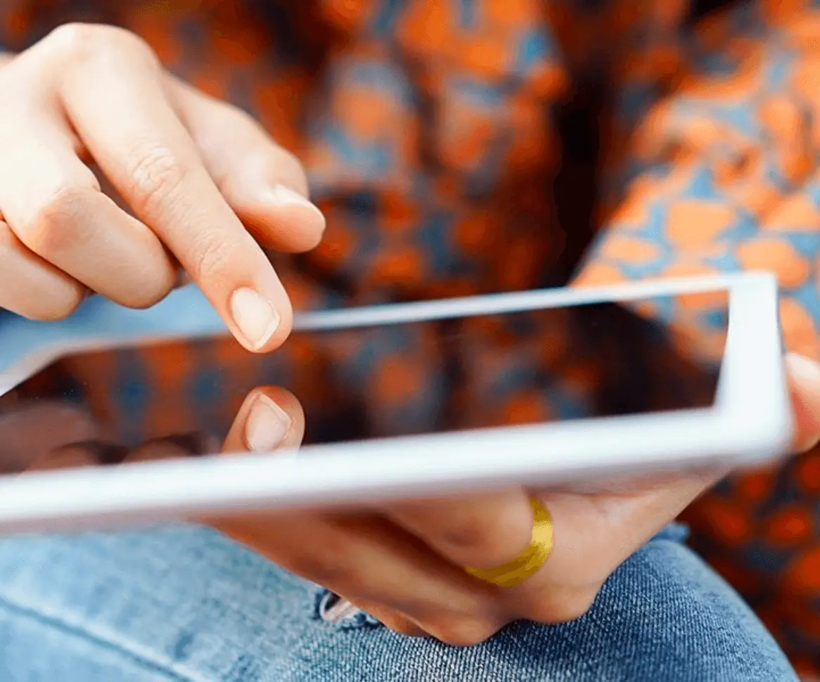 Eine Person nutzt ein Tablet für Fernstudium