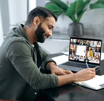 Student sitzt am Laptop während eines Anrufs