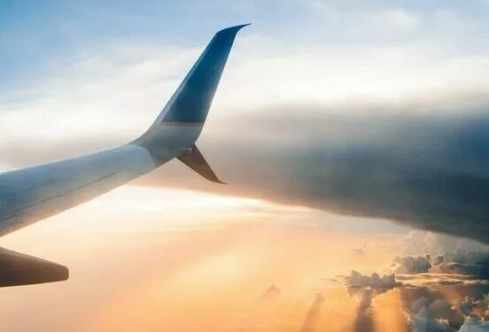 Blick aus dem Flugzeug in die Wolken und den Sonnenuntergang